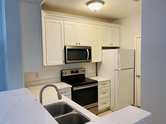 4th image of 1600 Long Grove Dr Unit 714