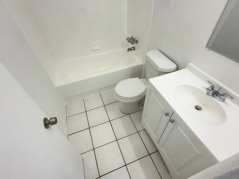 Airport Manor — Photo 11