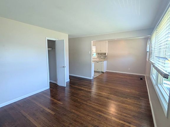 2nd image of 1924 Greenway St
