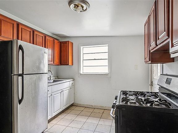 4th image of 705-07 Alvar St