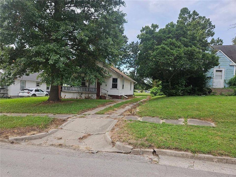 1st image of 413 W 22nd St