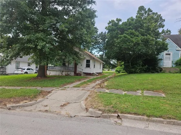 413 W 22nd St, Higginsville, MO 64037