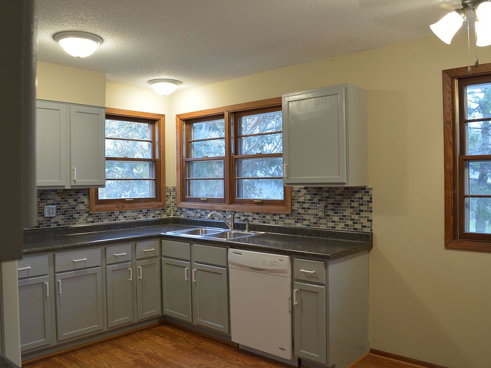 Kitchen with eating area 15' 7" x 11' 5"