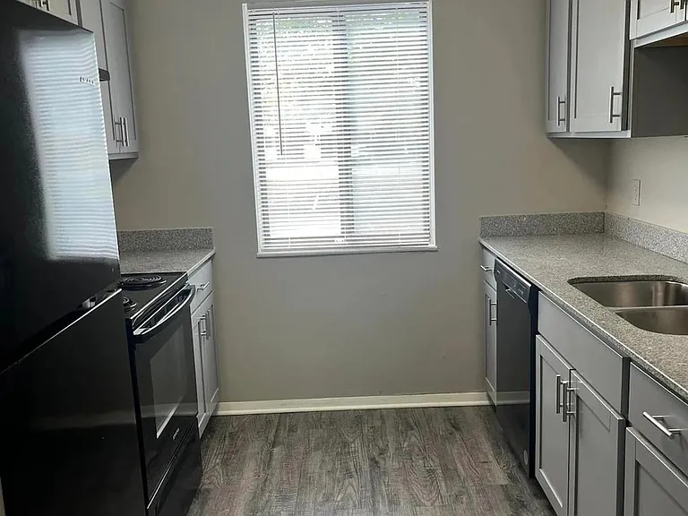 Black Hawk Apartments — Photo 21
