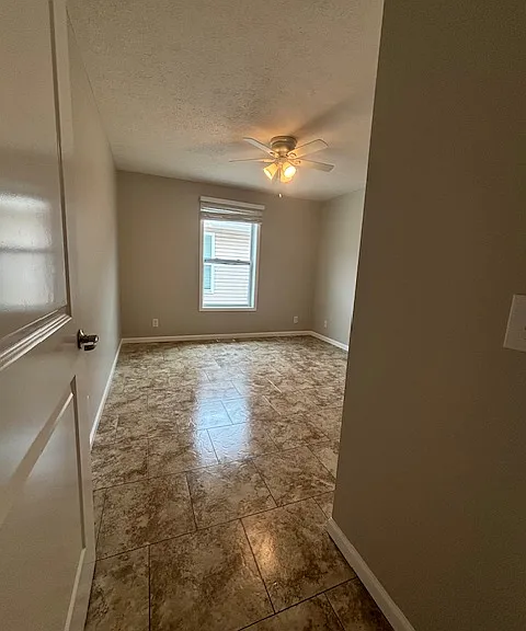 911 N Riverside Dr #6 — Photo 7