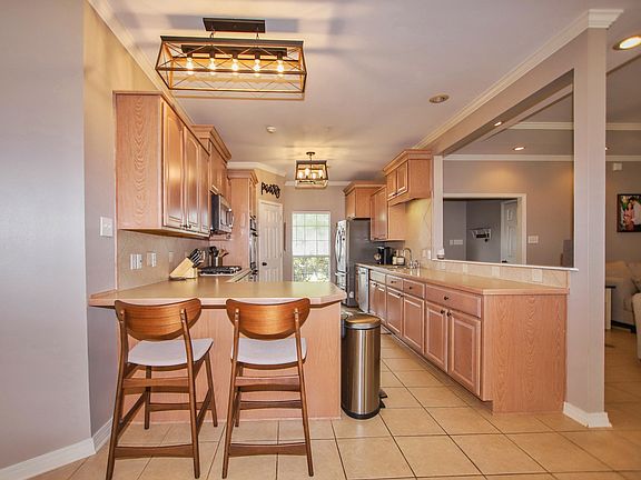 5th image of 828 Whitfield Dr