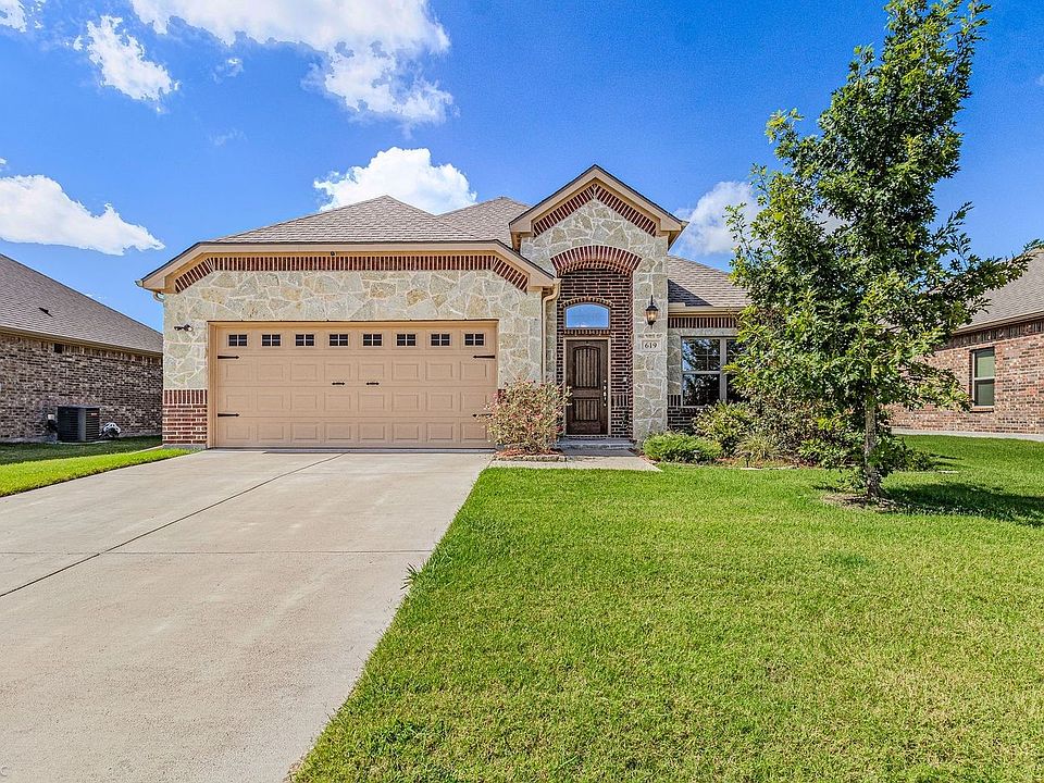1st image of 619 Comal Dr