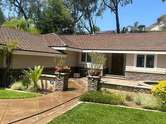 2nd image of 843 Calle Arroyo