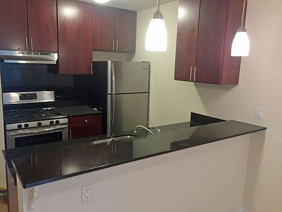 5th image of 276 Saint James Pl #3