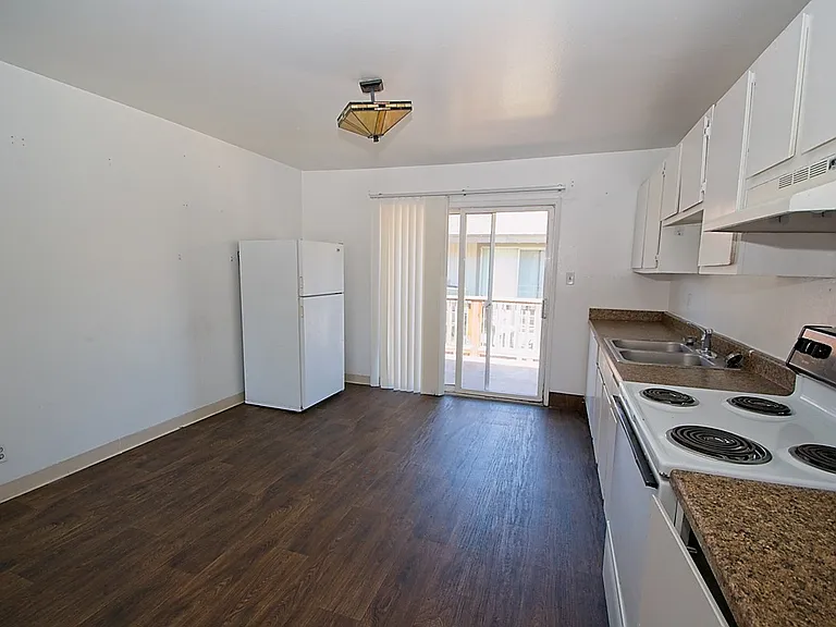 1037 Parkview St — Photo 3
