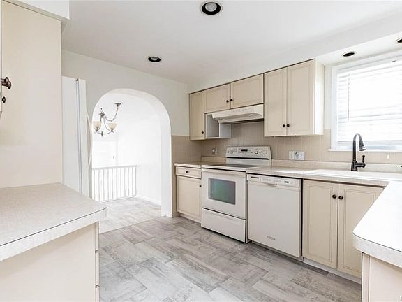 5th image of 30 Hyledge Dr
