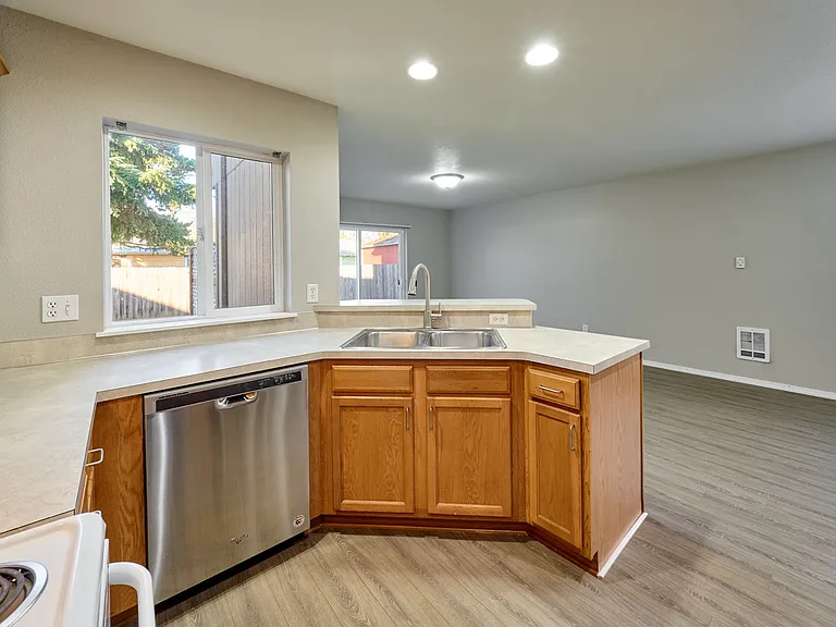 555 Ford St SE — Photo 13