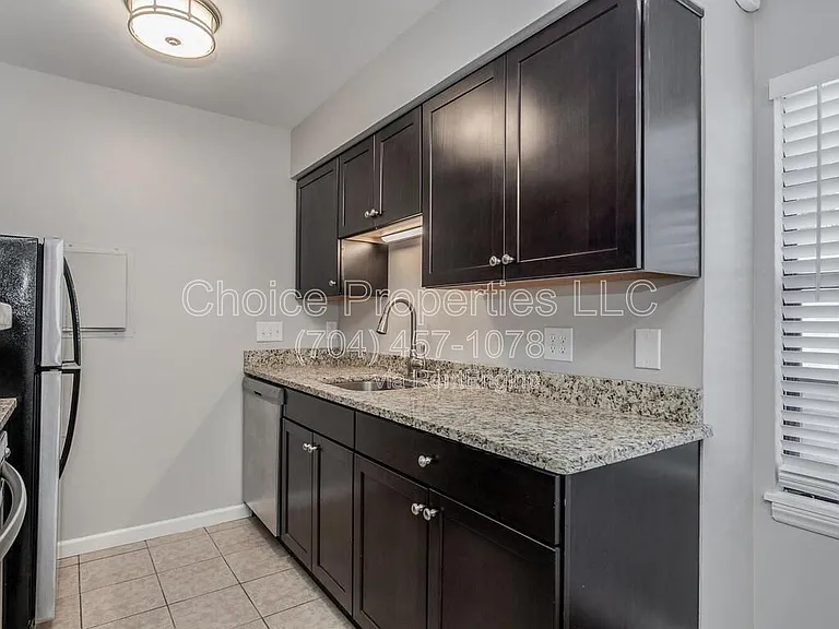 406 W 9th St #301 — Photo 5