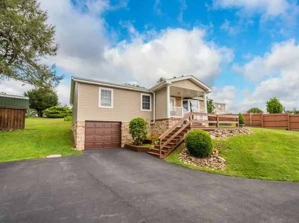 54 Chestnut St, Coal Center, PA 15423