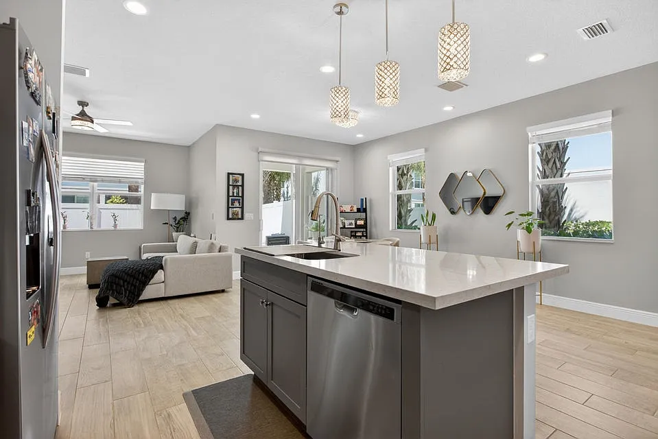 3 bed, 2.5 bath, 1977 sqft, $4,200 — Photo 3
