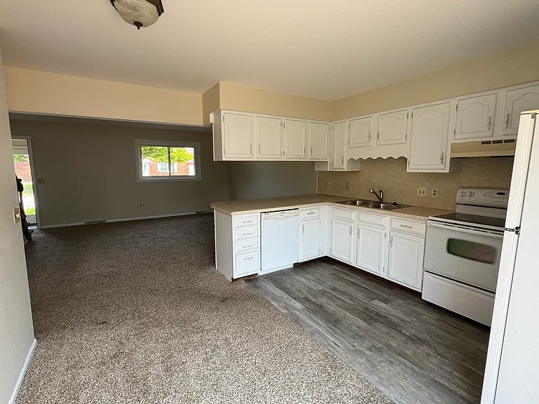 381 Kleiner St — Photo 8
