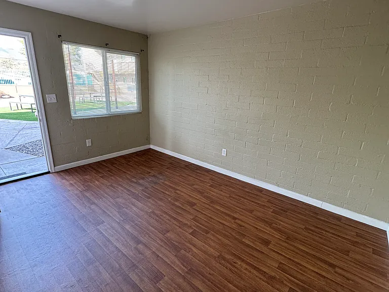 Bellevue Manor — Photo 13