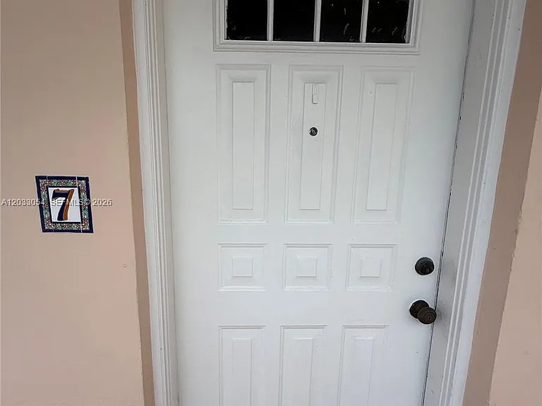 1235 Mariposa Ave #7 — Photo 3