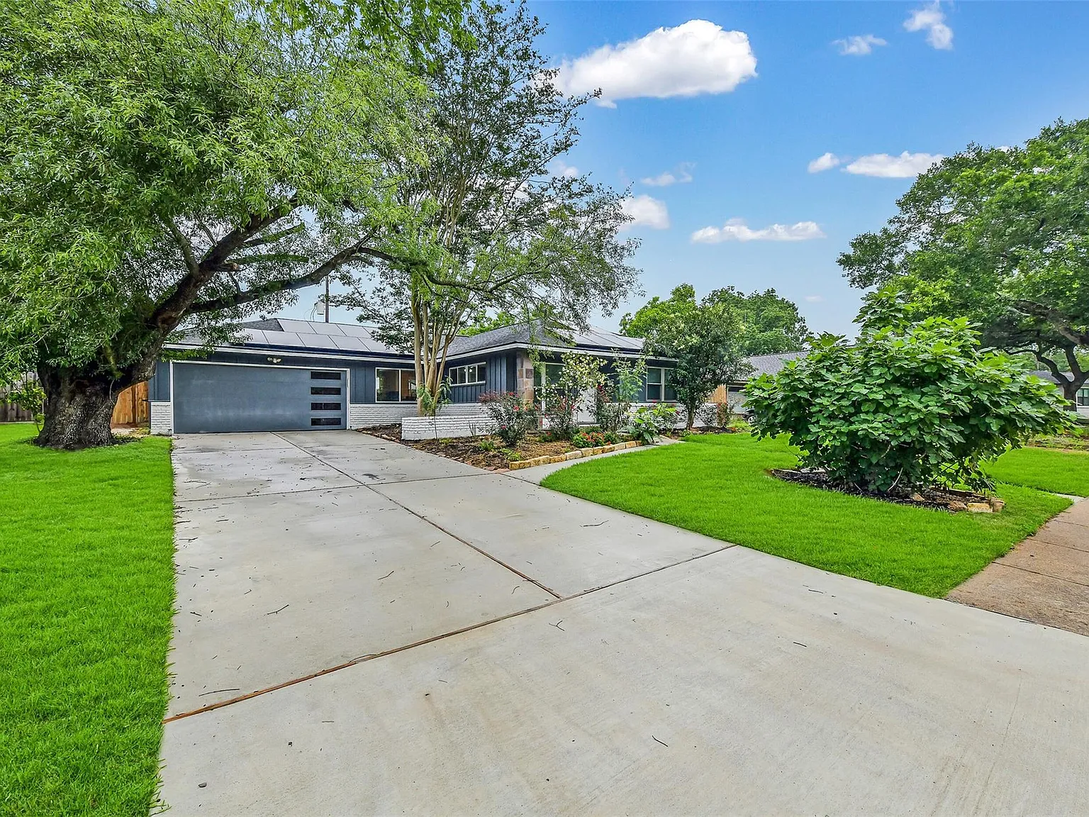 3 bed, 2.0 bath, 1318 sqft, $2,300 — Photo 3