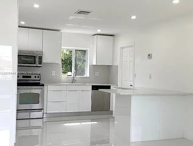 4 bed, 2.0 bath, 1518 sqft, $3,800 — Photo 3