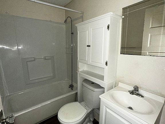 5th image of 215 Woodkirk St APT 4