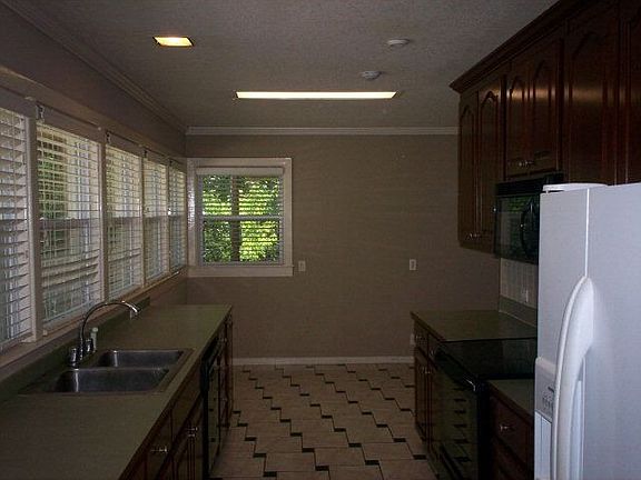 4th image of 714 W Alden Ave
