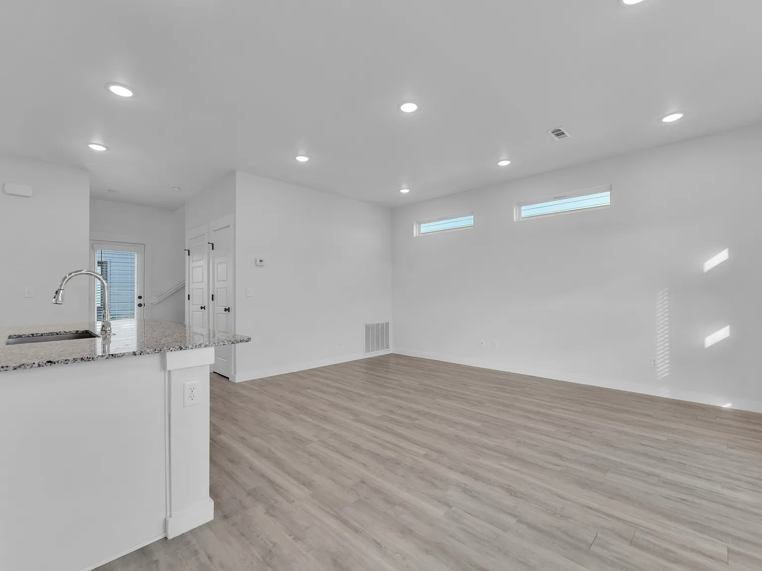 3 bed, 1100 sqft, $1,700 — Photo 2