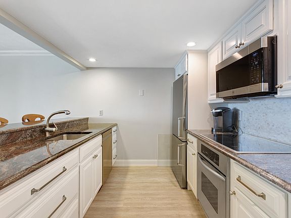4th image of 31 E Grand Avenue #72