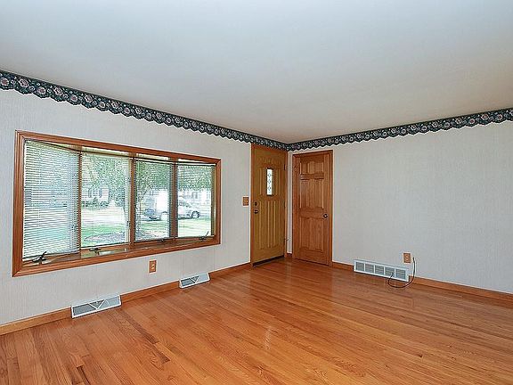 3rd image of 21 Raymond Dr