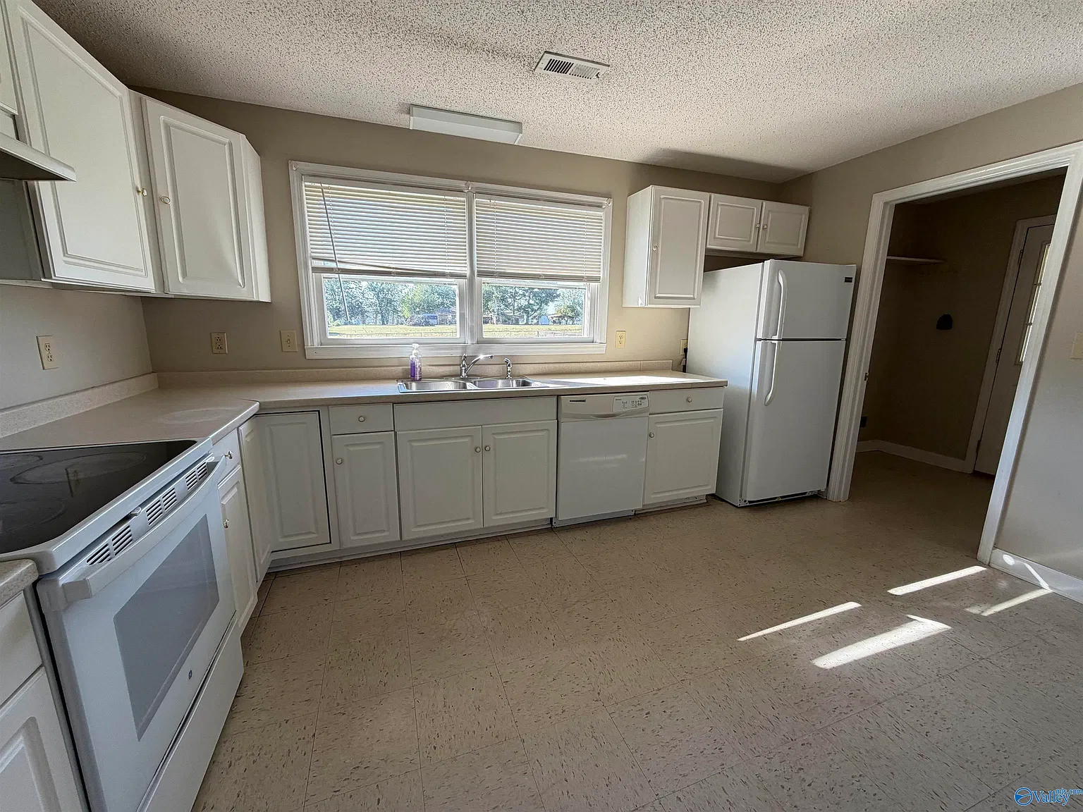 3 bed, 1.5 bath, 1158 sqft, $1,150 — Photo 4