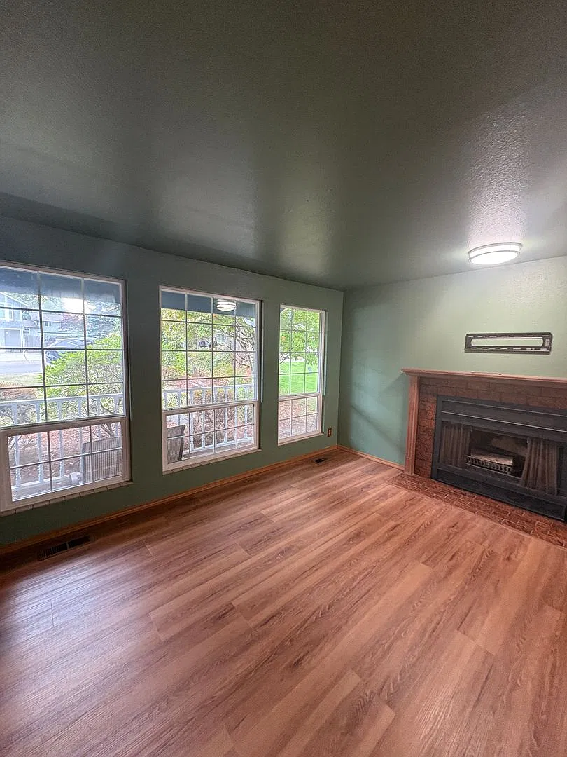 Fairwood Home for lease two story fenced yard with RV parking — Photo 3