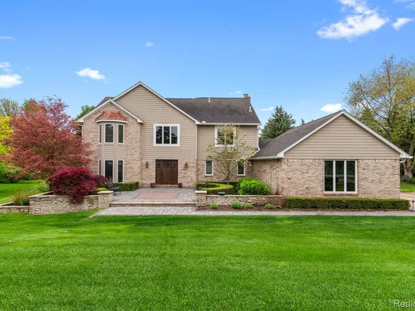 295 Oakbridge Dr, Rochester, MI 48306