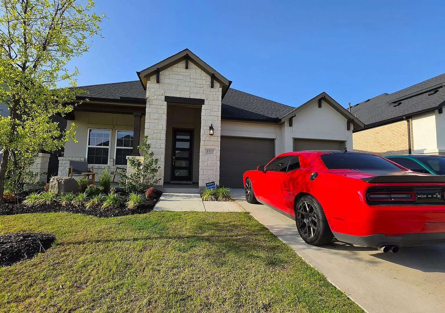 1513 Larson Ln — Photo 2