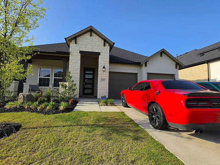1513 Larson Ln — Photo 2