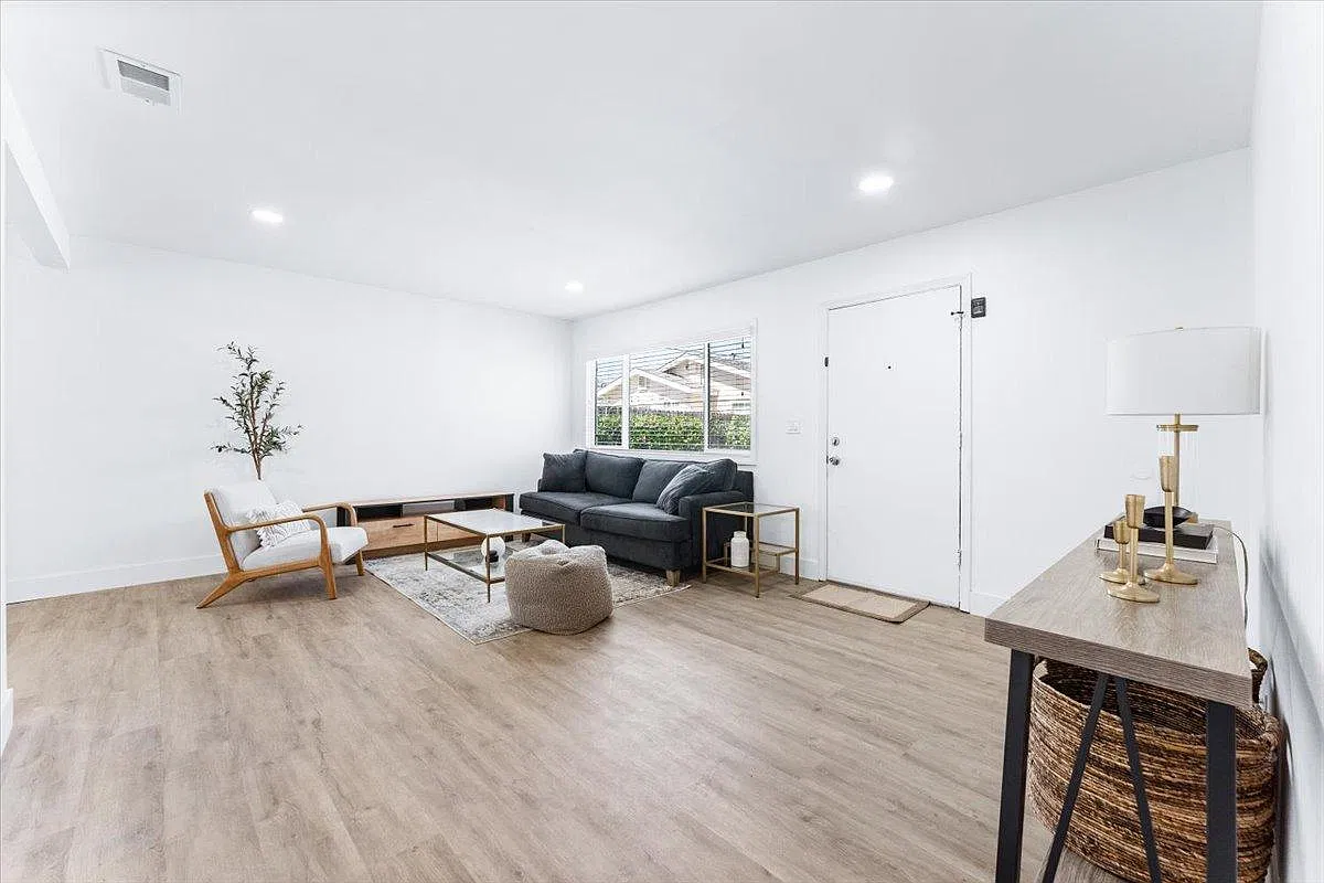 2 bed, 840 sqft, $3,495 — Photo 3