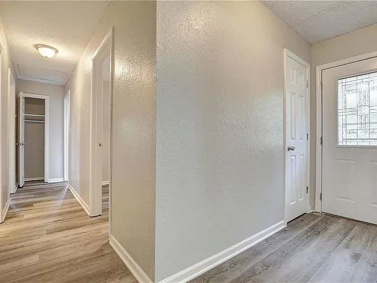 408 NE Lakeview Dr — Photo 9
