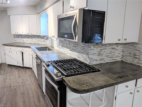 3rd image of 3935 Chaucer Ln