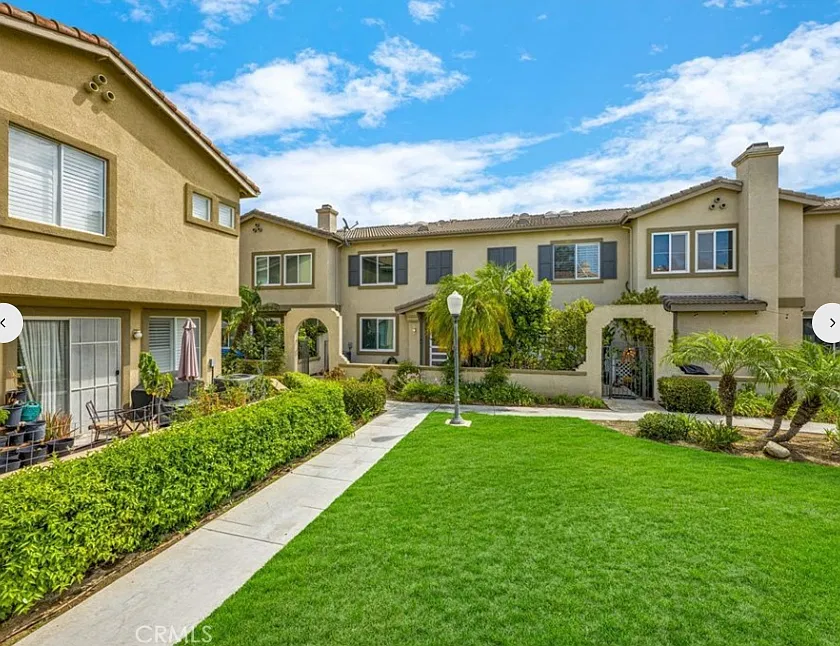3 bed, 2.5 bath, 1383 sqft, $3,995 — Photo 3