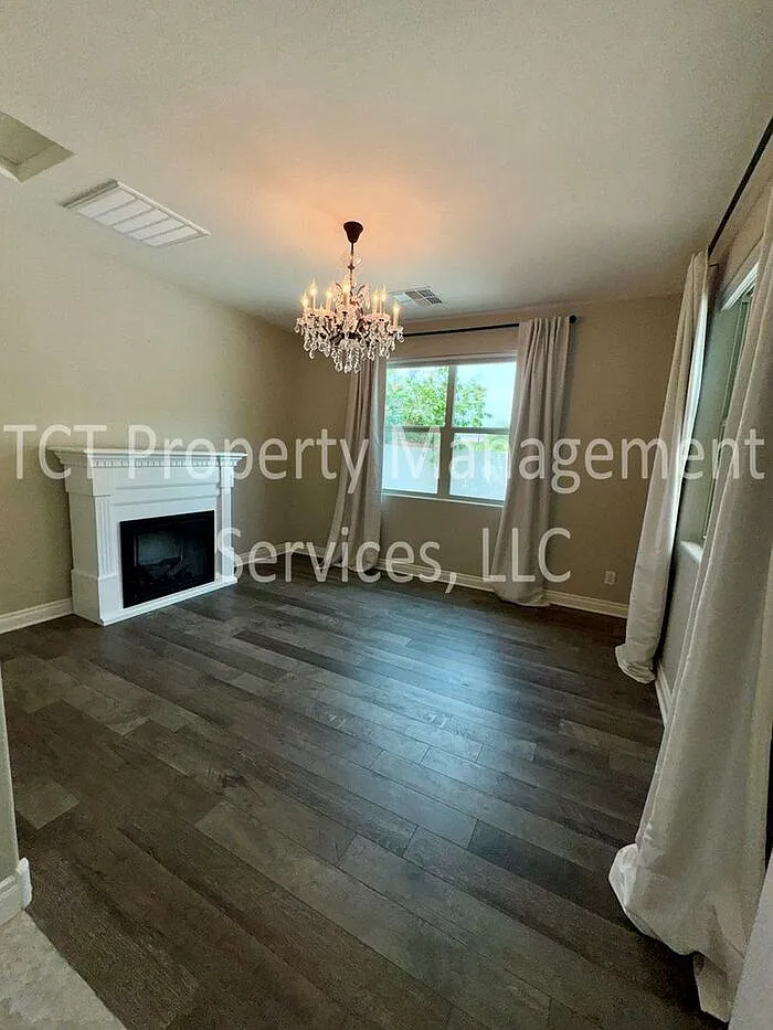 4 bed, 3.5 bath, 4257 sqft, $3,895 — Photo 3