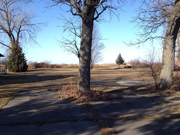 3rd image of 943 Knodt Rd