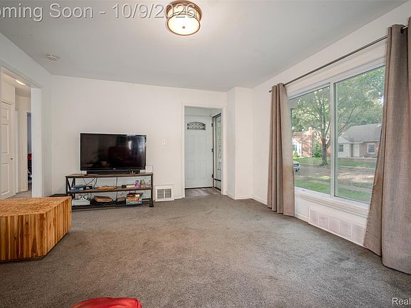 5th image of 280 Dick Ave