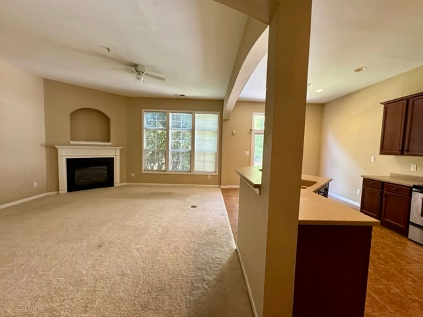 Upscale 3BR Vineyard Square Townhome | Gourmet Kitchen & Two-Car Garage — Photo 4