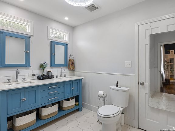 5th image of 411 Corona Ave