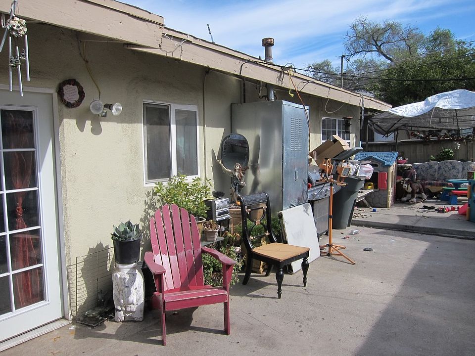 1st image of 855 W 11th Ave