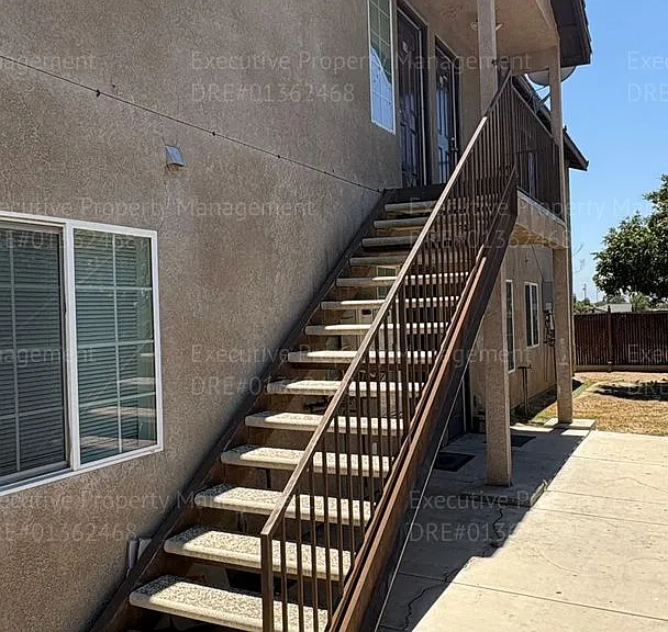 3017 Potomac Ave — Photo 2