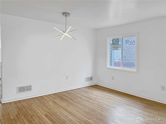 5th image of 450 Rockcliff Cir