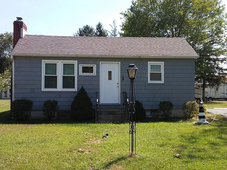 4 Henderson Ave — Photo 1