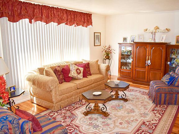 5th image of 555 Naughton Ave