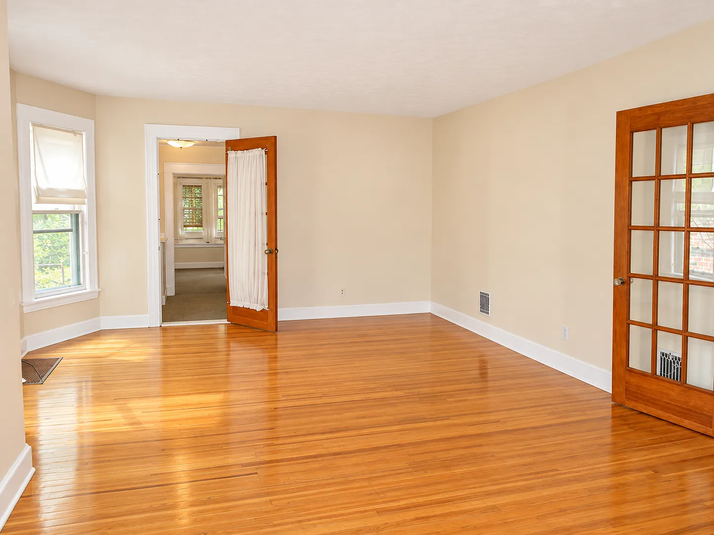 1 bed, 1200 sqft, $1,300 — Photo 3