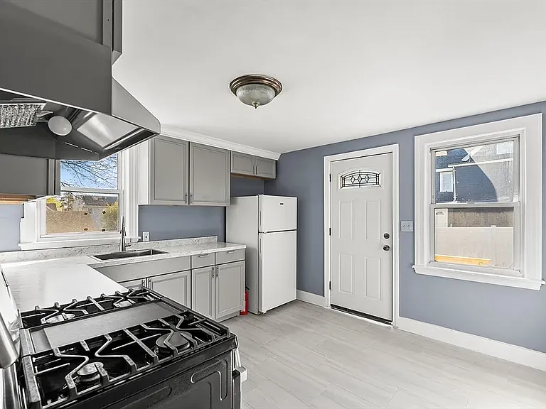 16 Lowell Ave — Photo 4